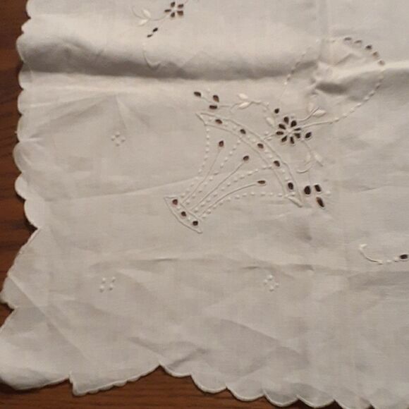 5 pc vtg.34" sq. linen tablcloth & 4 napkins with enbroidered basket design. - Picture 2 of 5